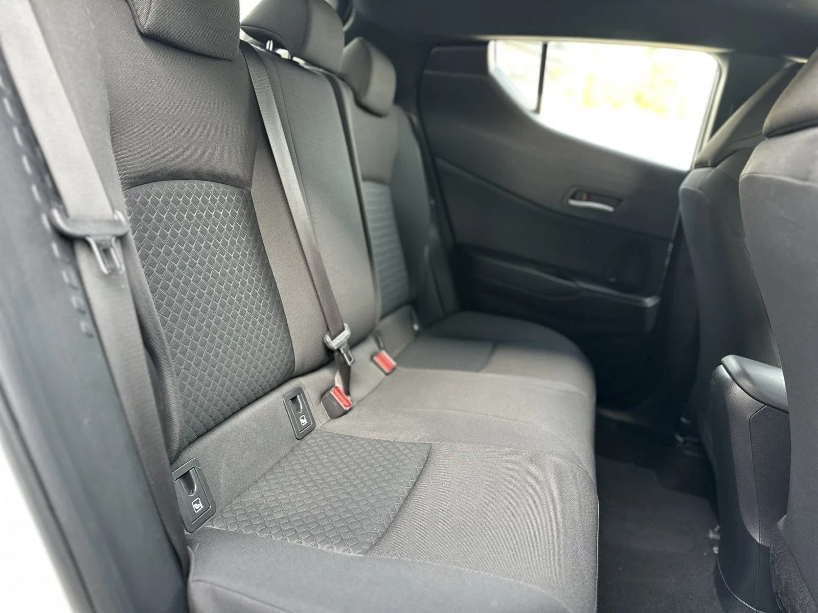 Toyota C-HR  1.8 HYBRID 122ps. Keyless & GO , ГАРАНЦИЯ !, снимка 10 - Автомобили и джипове - 53709770