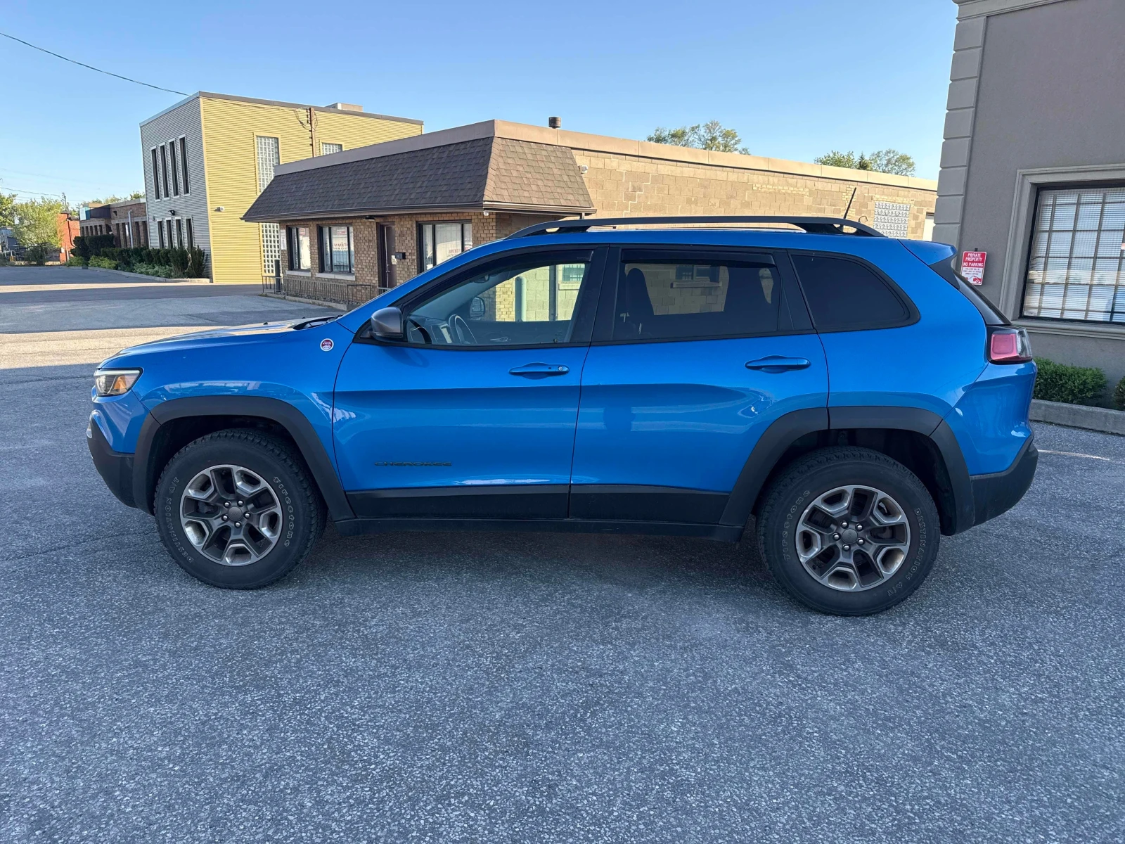 Jeep Cherokee * Trailhawk Elite * CARFAX * ОПЦИЯ ЗА ФИНАНСИРАНЕ , снимка 2 - Автомобили и джипове - 55988970