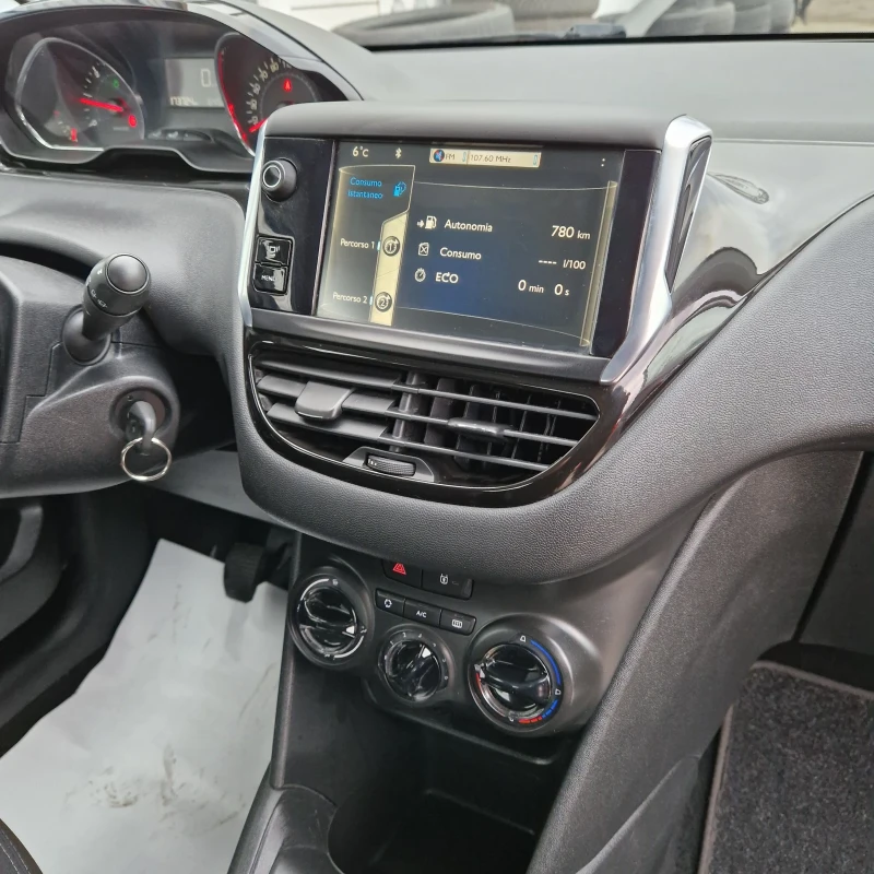 Peugeot 208 1.6HDi 92к.с, снимка 14 - Автомобили и джипове - 48335377