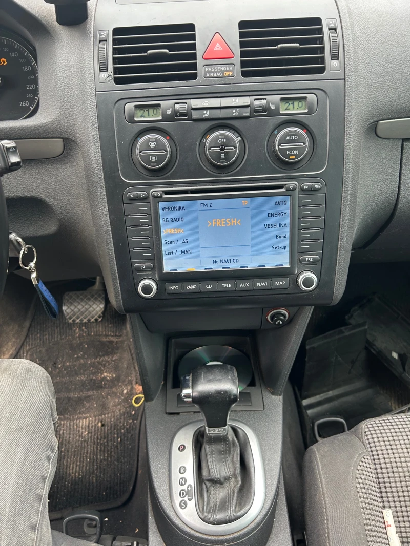 VW Touran 2.0 TDI, снимка 6 - Автомобили и джипове - 52900547