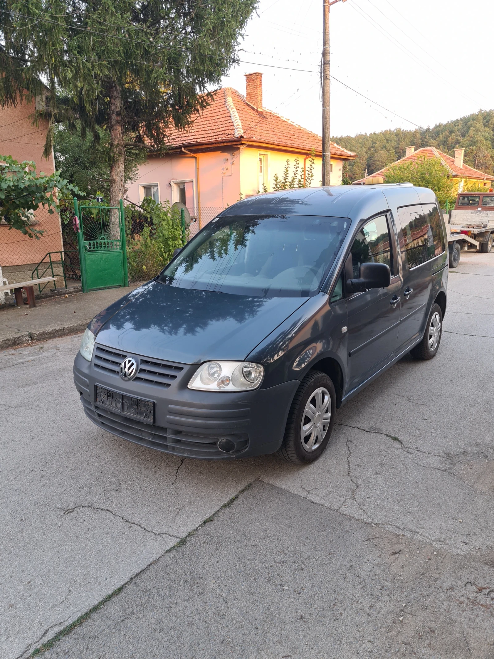 VW Caddy 1.6i-100 коня, снимка 2 - Автомобили и джипове - 54568764