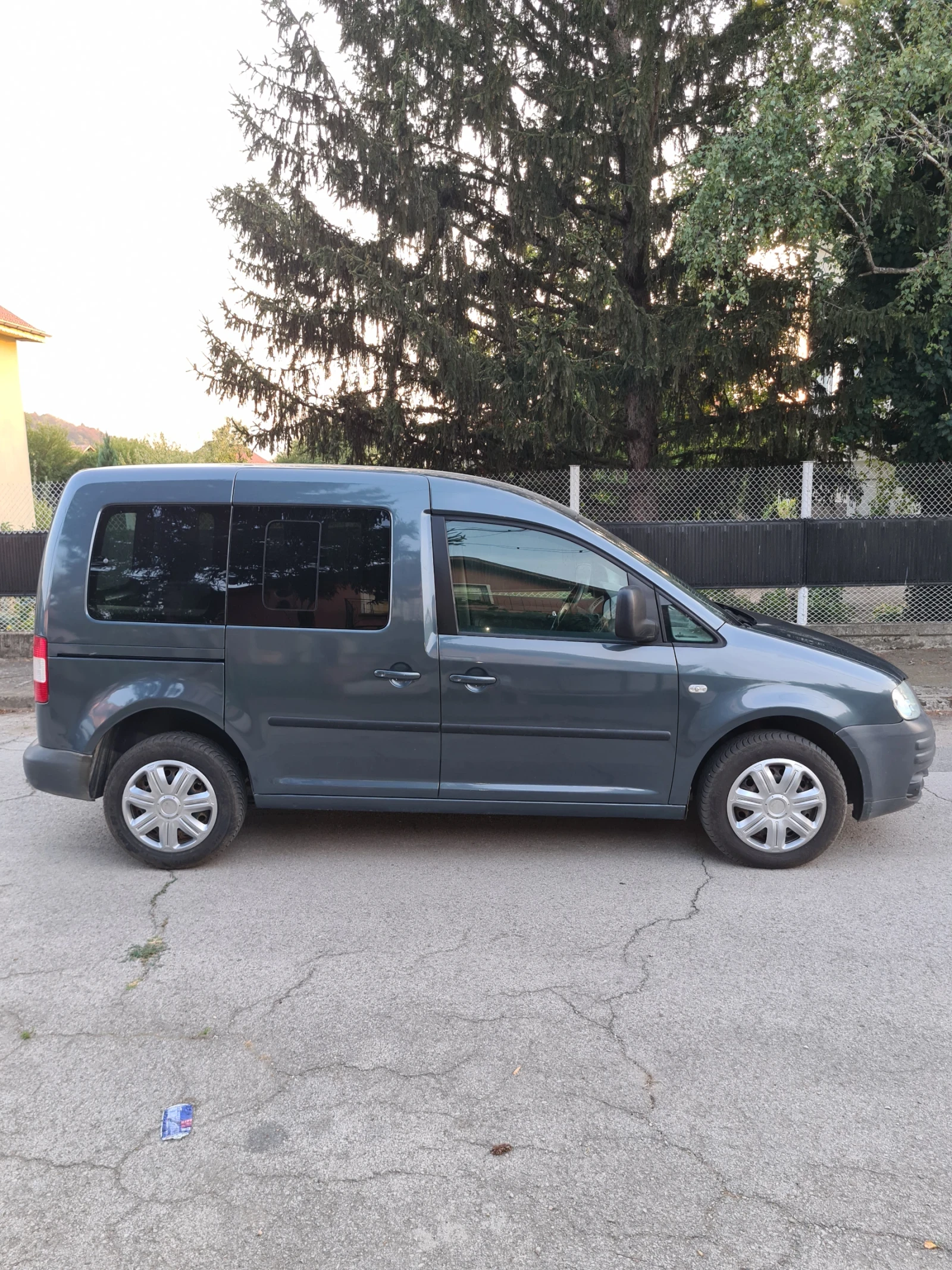 VW Caddy 1.6i-100 коня, снимка 1 - Автомобили и джипове - 54568764