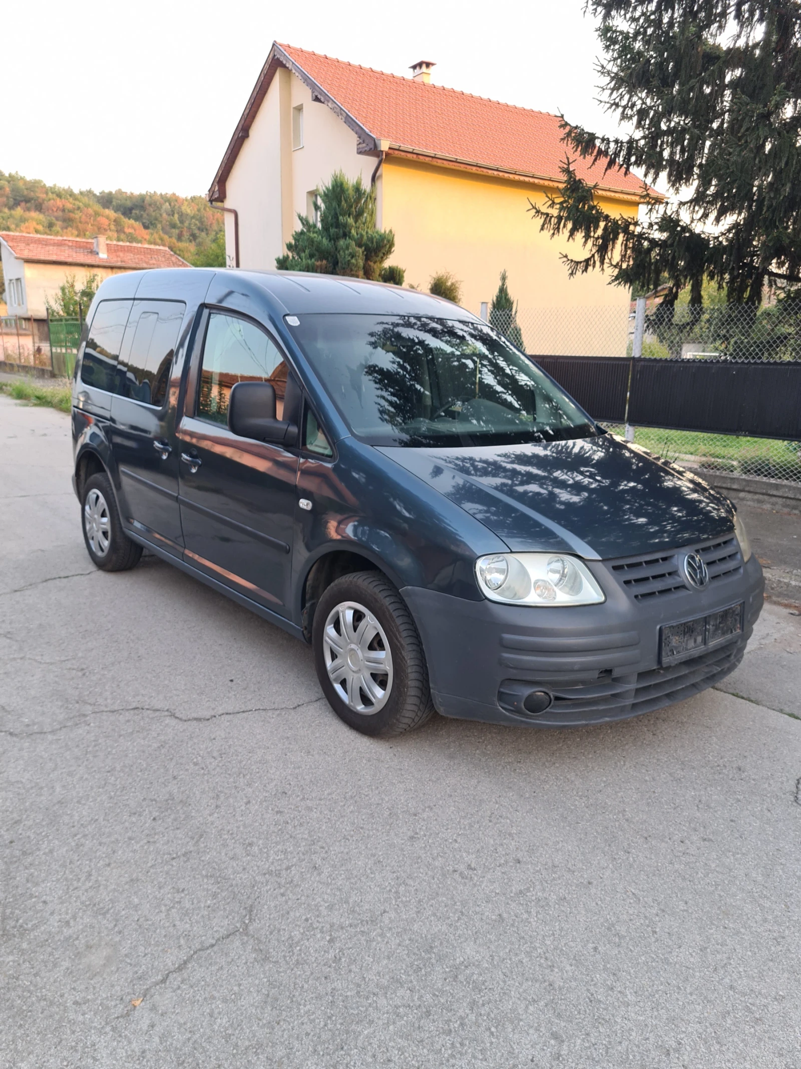 VW Caddy 1.6i-100 коня, снимка 6 - Автомобили и джипове - 54568764