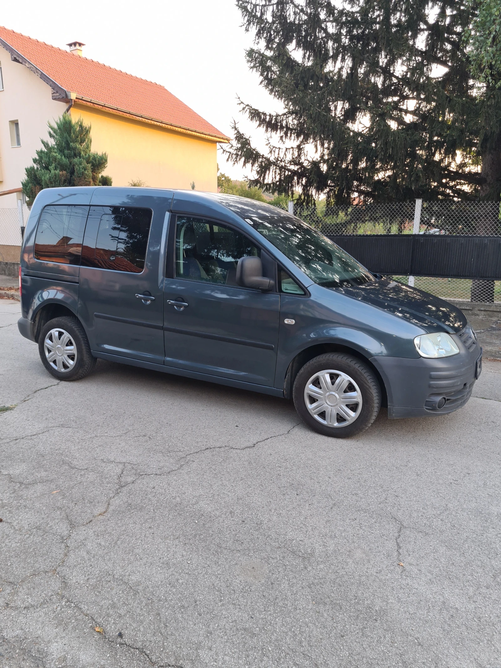 VW Caddy 1.6i-100 коня, снимка 16 - Автомобили и джипове - 54568764