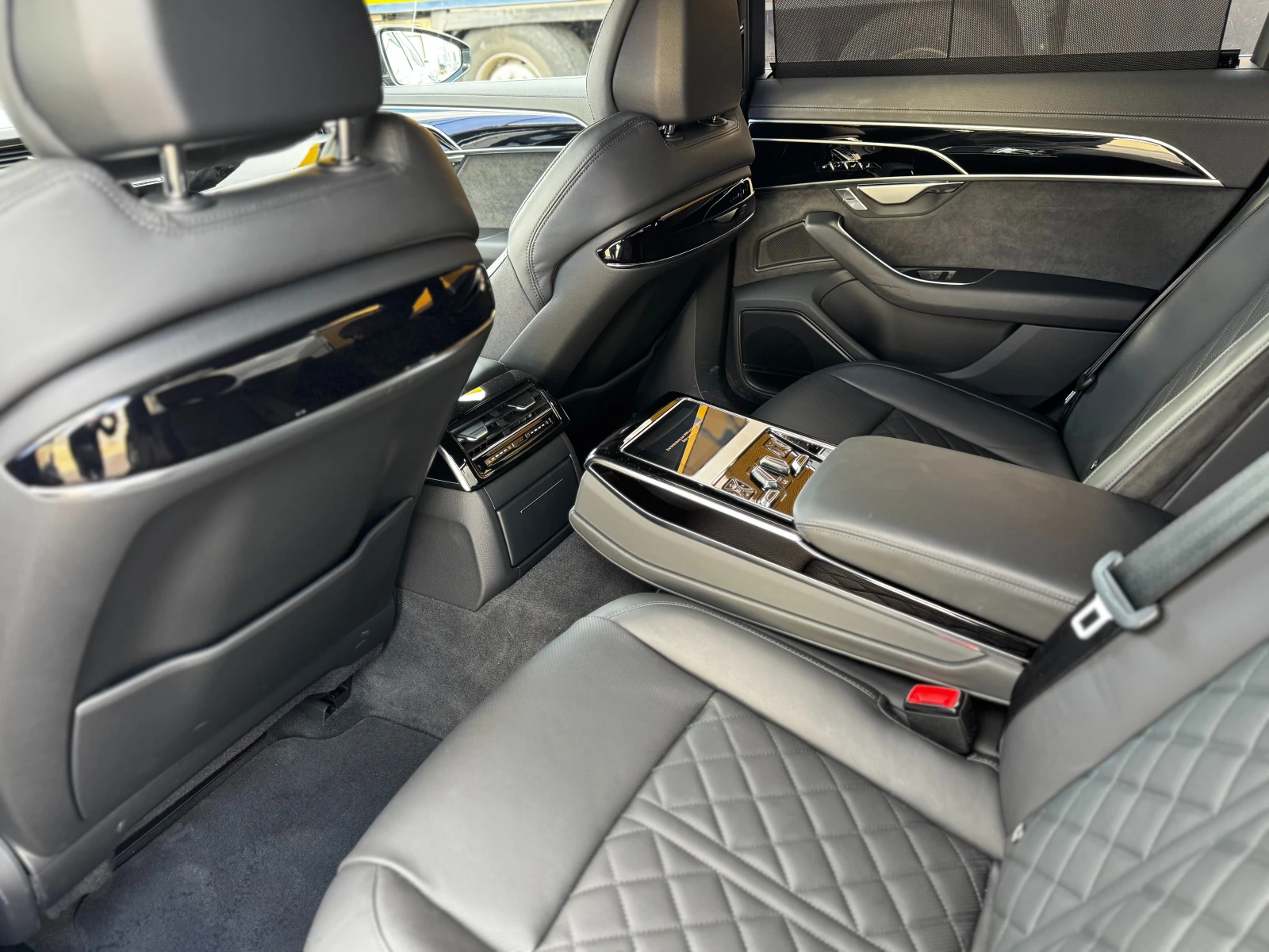 Audi A8 / Night Vision / B&O / Keyless / 360 / Soft Close/, снимка 13 - Автомобили и джипове - 56022560