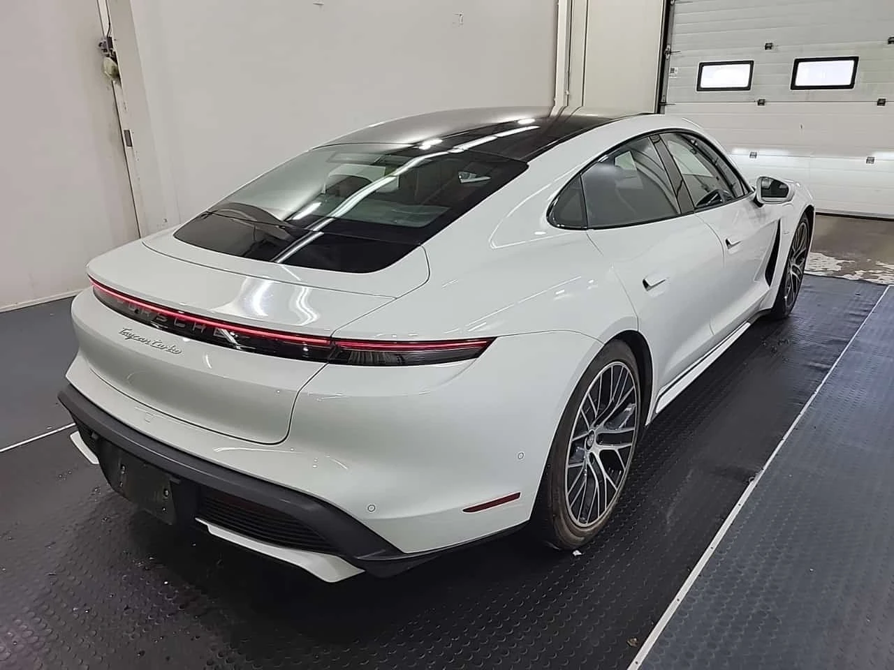 Porsche Taycan * Sedan Turbo * CARFAX *  | Mobile.bg � ����������� 3