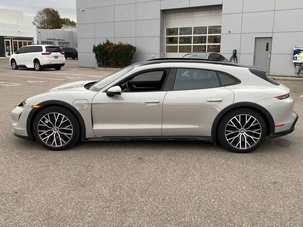 Porsche Taycan, снимка 3 - Автомобили и джипове - 56689218