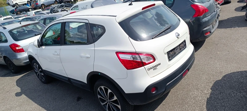 Nissan Qashqai 1.6i, снимка 4 - Автомобили и джипове - 52061778