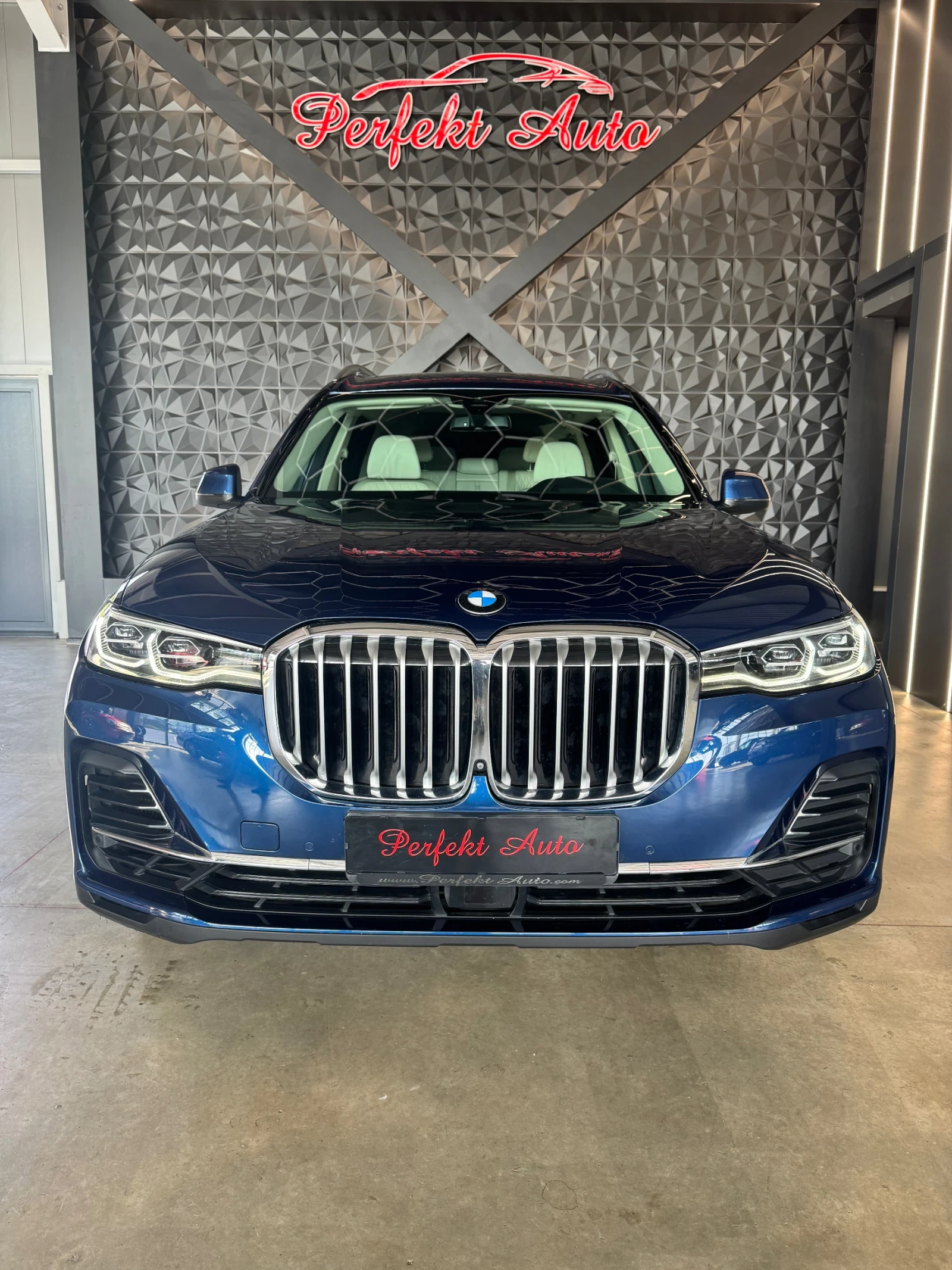BMW X7 30d xDrive * 7 Места * Панорама * HEAD UP *  - изображение 2