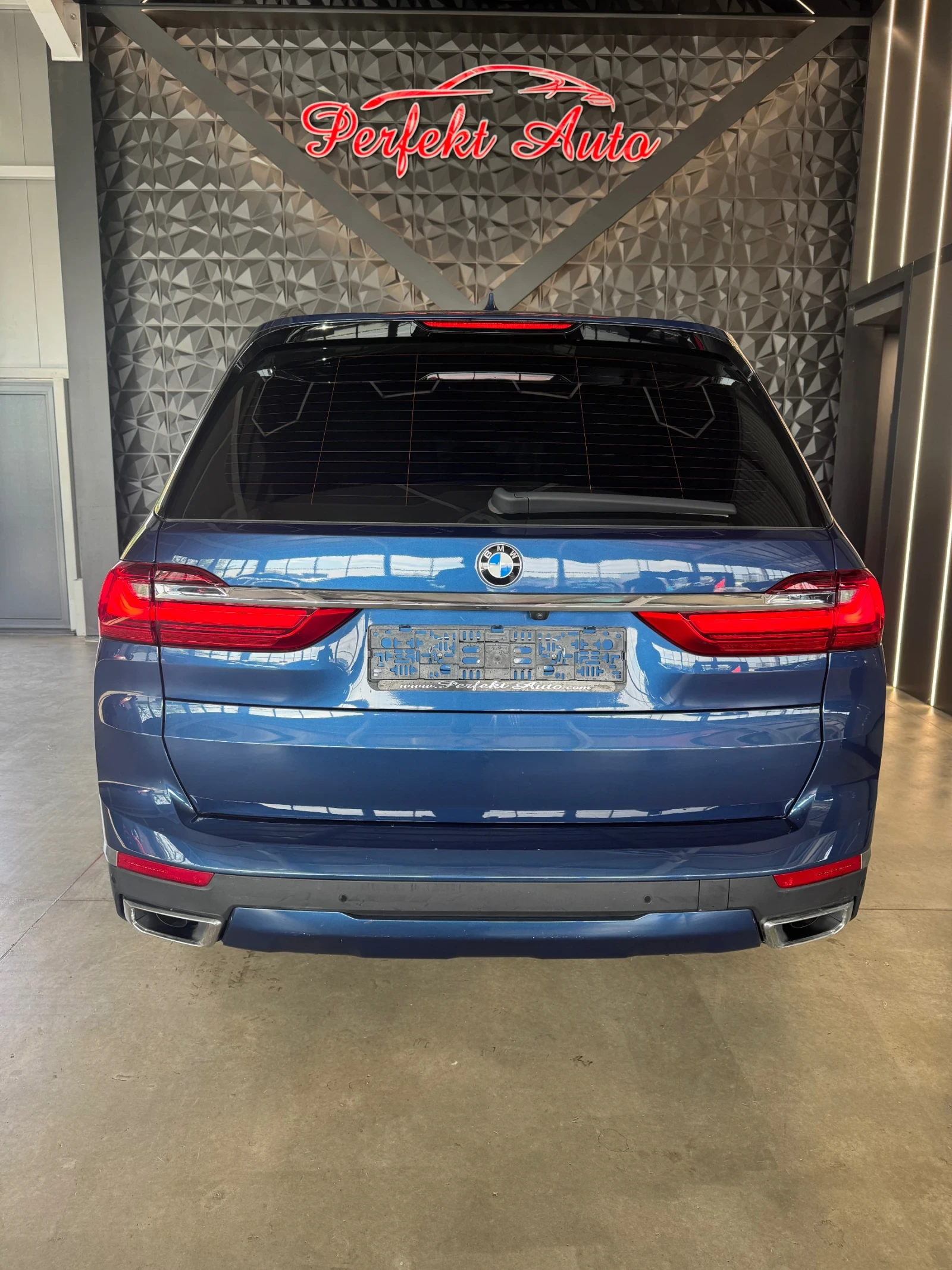 BMW X7 30d xDrive * 7 Места * Панорама * HEAD UP *  - изображение 4