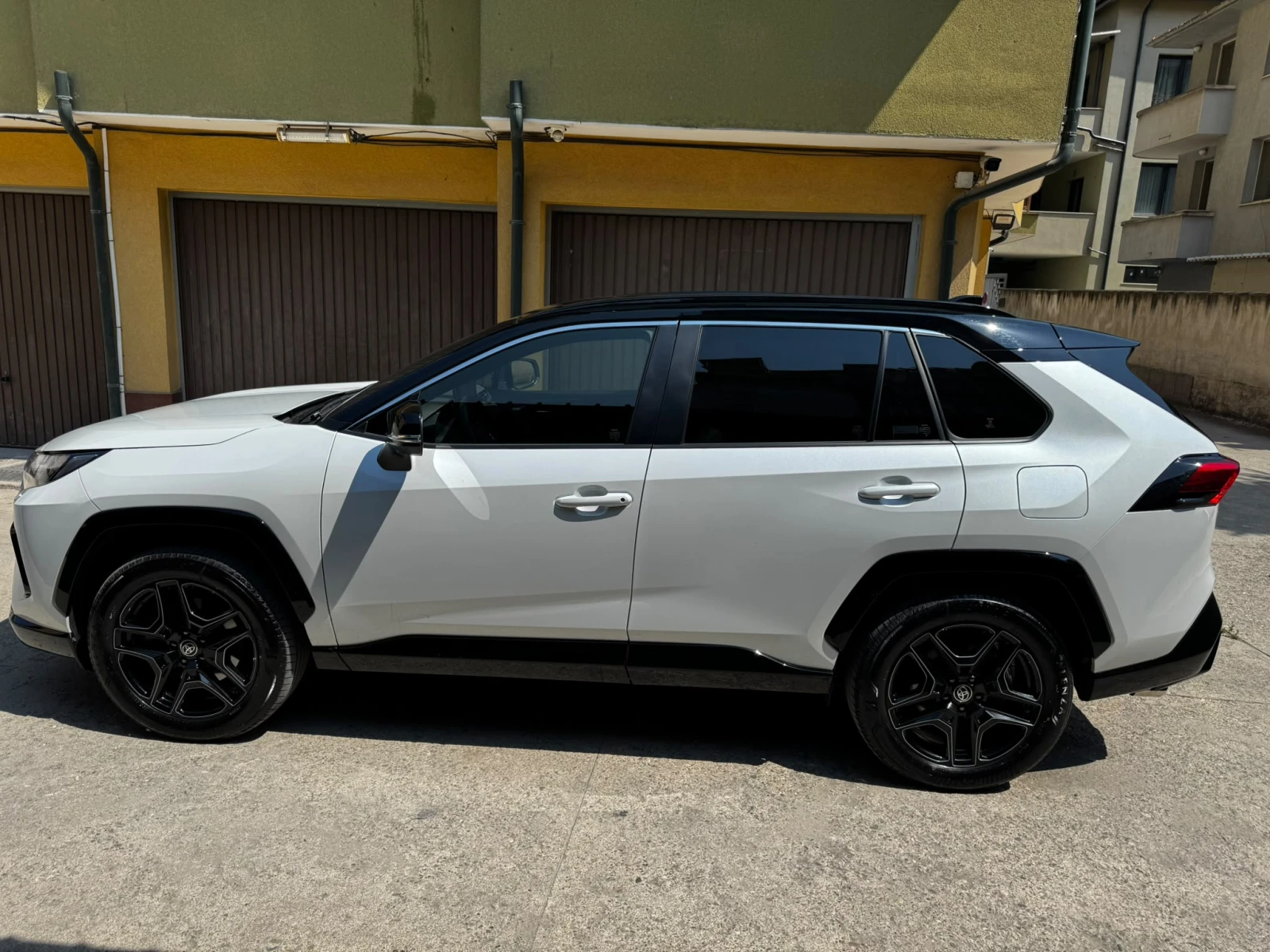 Toyota Rav4 2.5 HEV GR SPORT 4x4 360º НАЛИЧНА в Гаранция , снимка 2 - Автомобили и джипове - 55411211