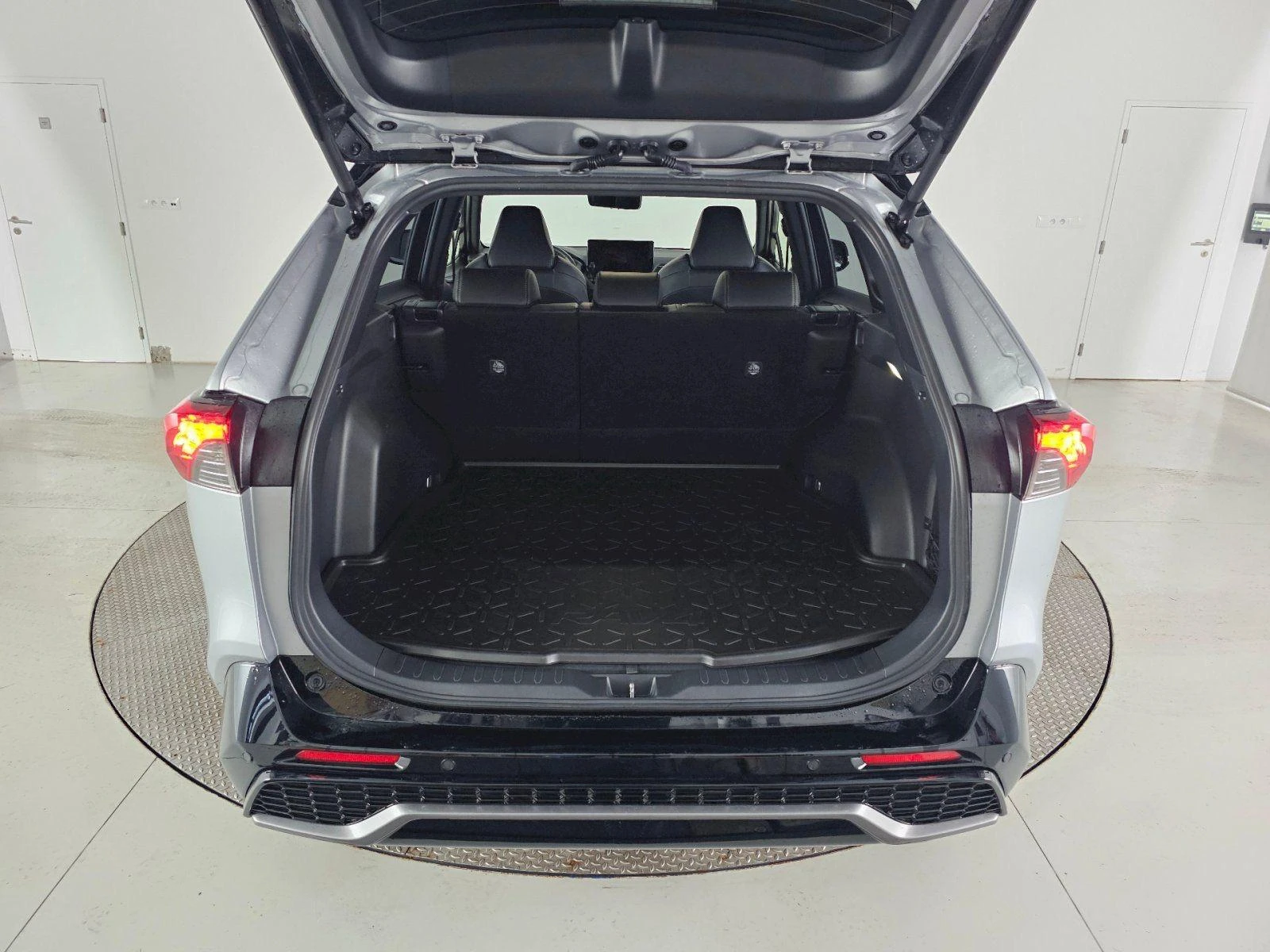 Toyota Rav4 2.5 HEV GR SPORT 4x4 360º НАЛИЧНА в Гаранция , снимка 15 - Автомобили и джипове - 54170240