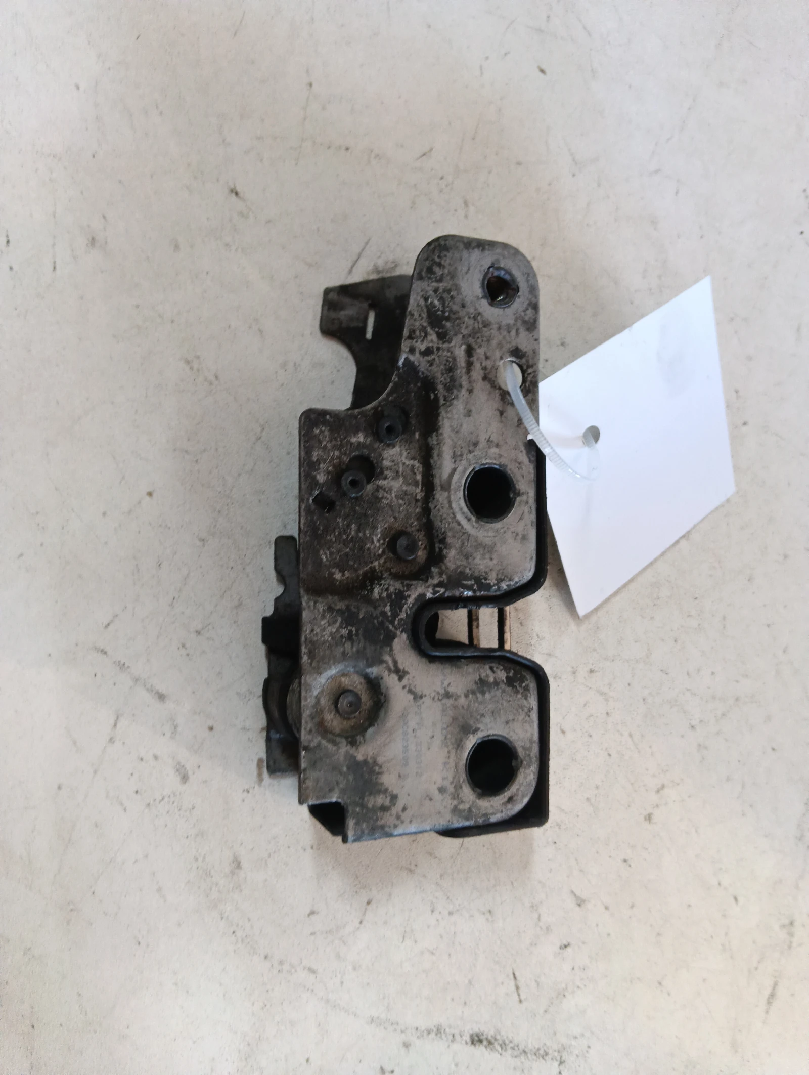 брава преден капак 3AC823509B VW Passat