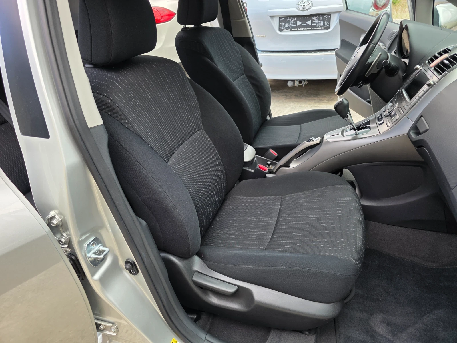 Toyota Auris 1.6 VVTI Автоматик Навигация Парктроник KeyLessGO - изображение 8