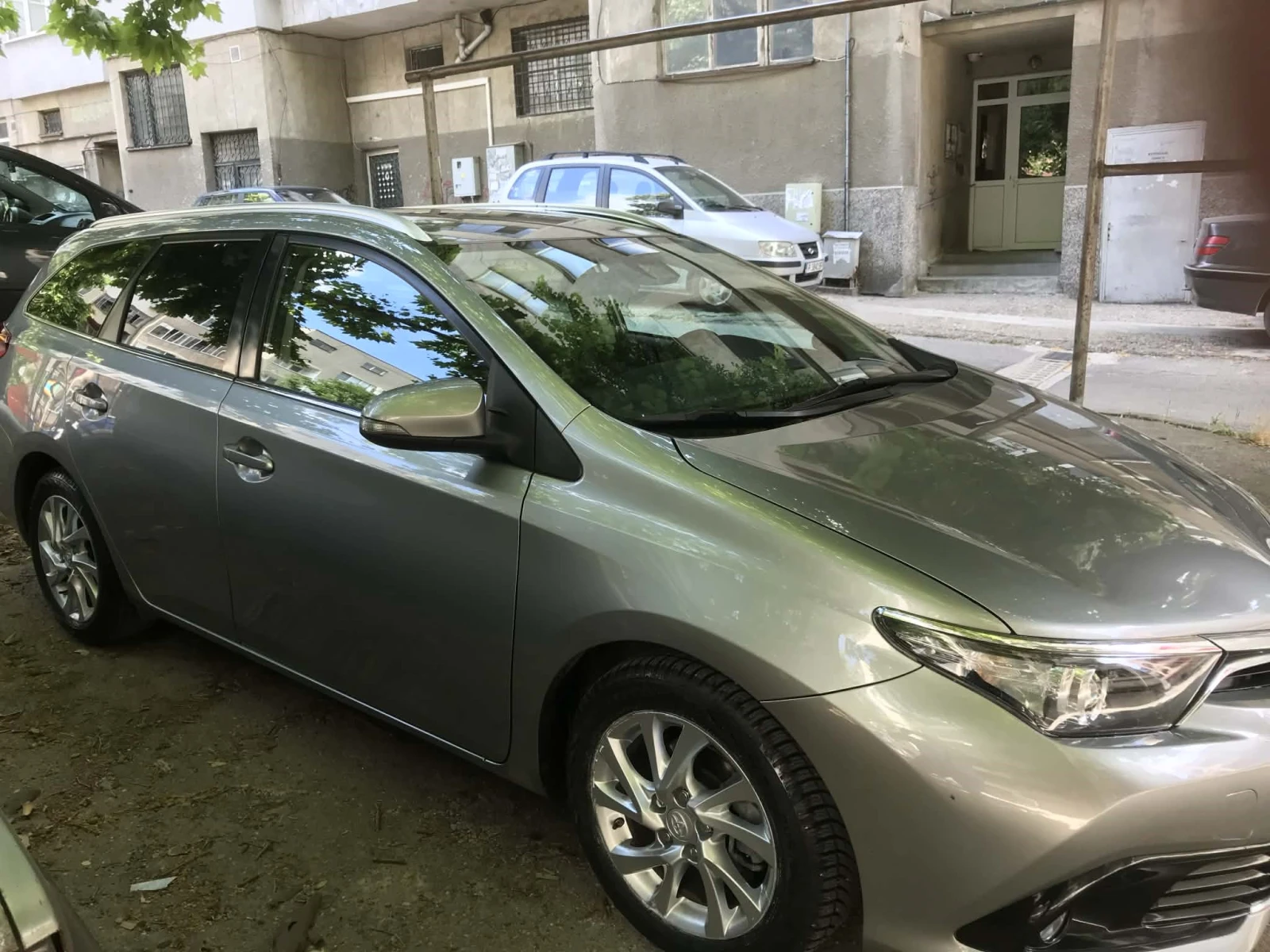Toyota Auris, снимка 2 - Автомобили и джипове - 53912853