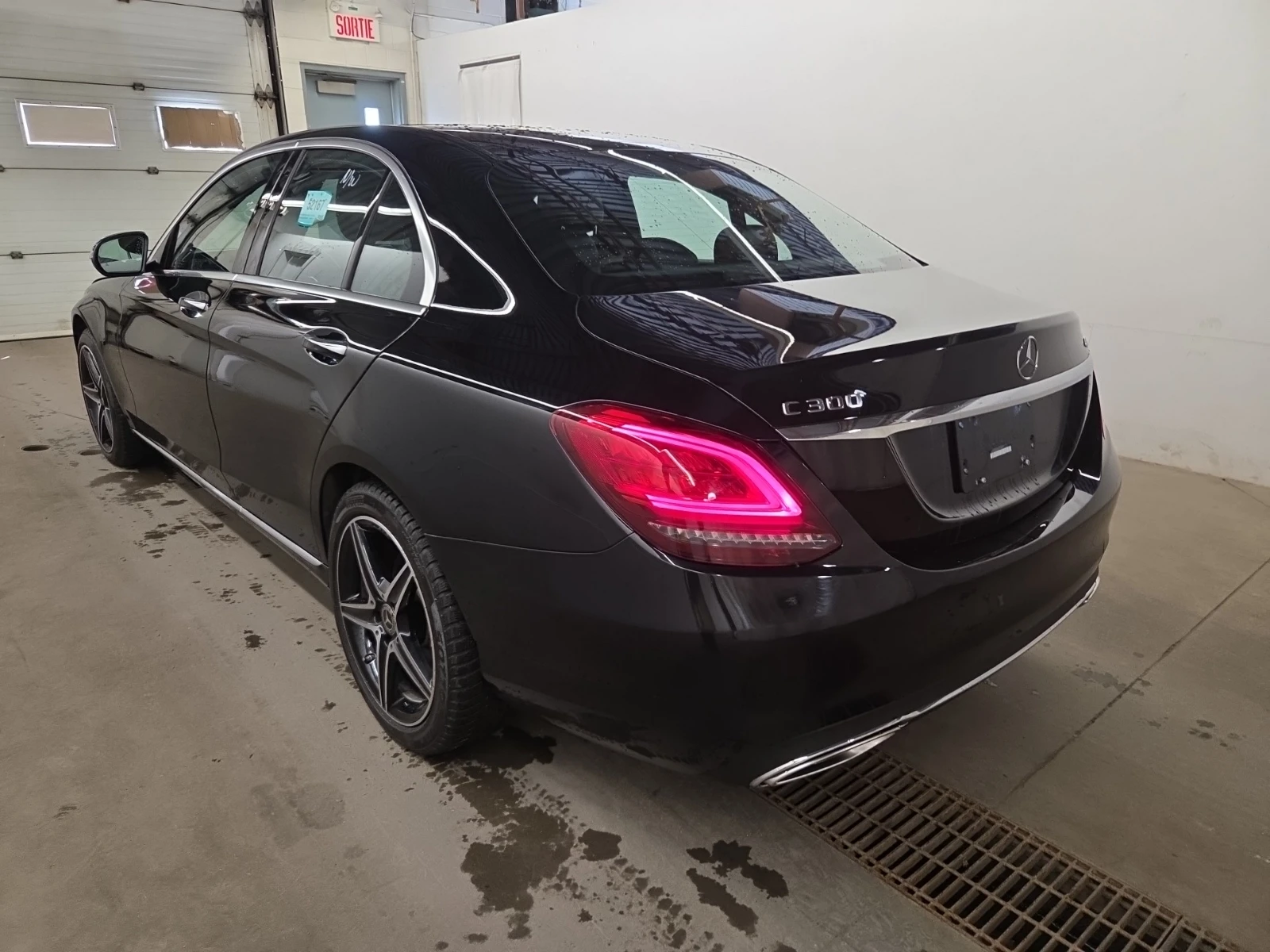 Mercedes-Benz C 300 4MATIC AMG Line | Панорама | Кожа | Камера | Памет, снимка 6 - Автомобили и джипове - 54675239