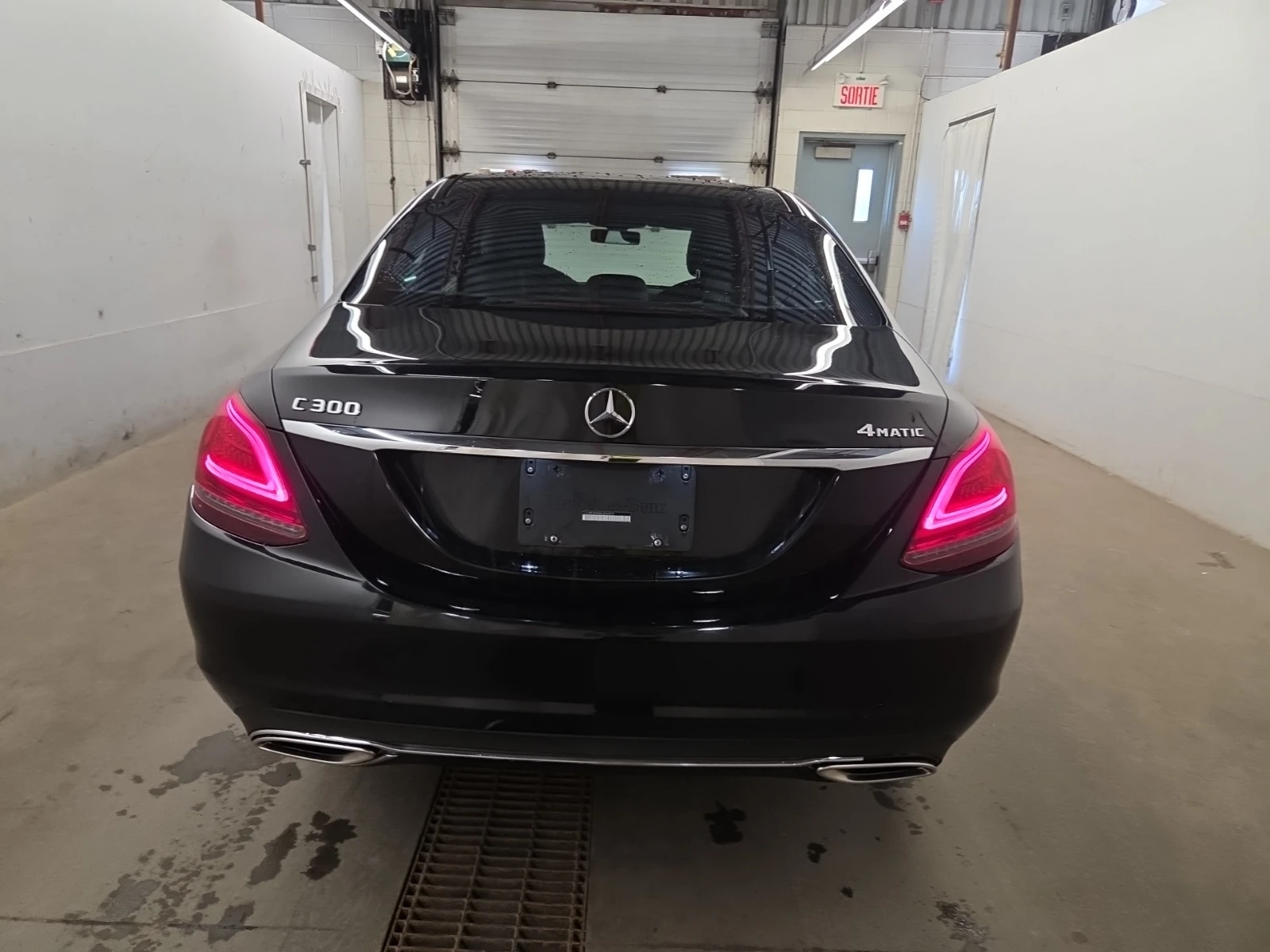 Mercedes-Benz C 300 4MATIC AMG Line | Панорама | Кожа | Камера | Памет, снимка 5 - Автомобили и джипове - 54675239