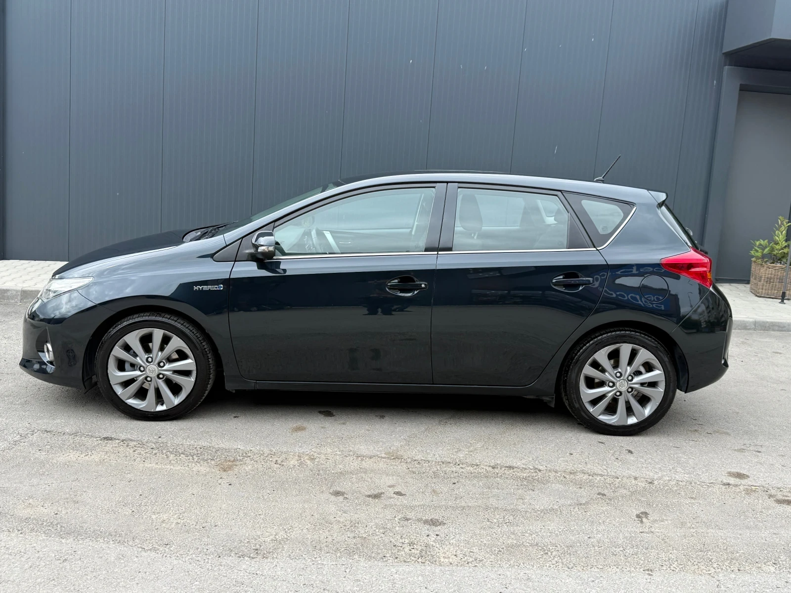 Toyota Auris 1.8 HIBRID Камера Кейлес, снимка 12 - Автомобили и джипове - 54888939