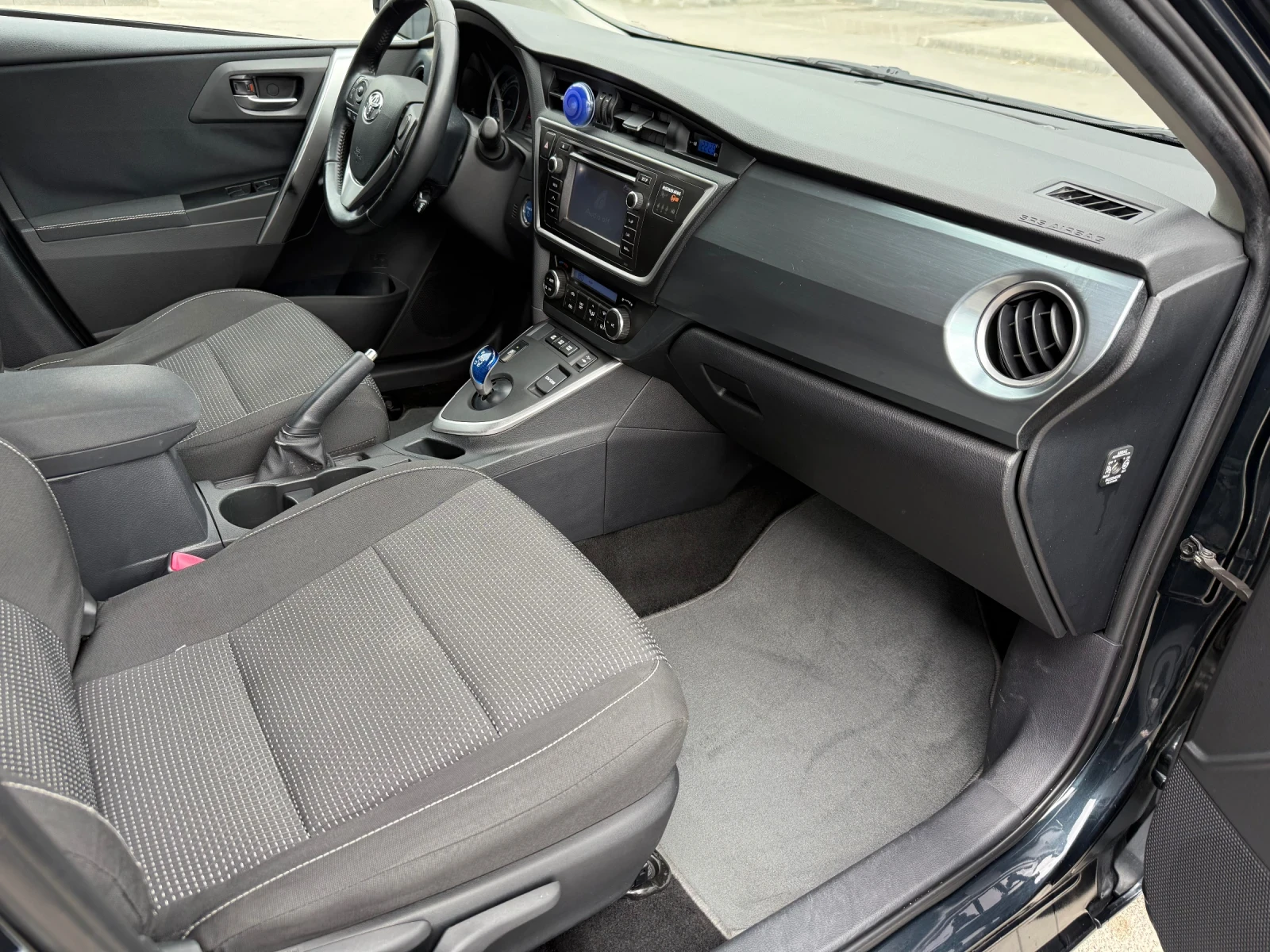 Toyota Auris 1.8 HIBRID Камера Кейлес, снимка 10 - Автомобили и джипове - 54888939