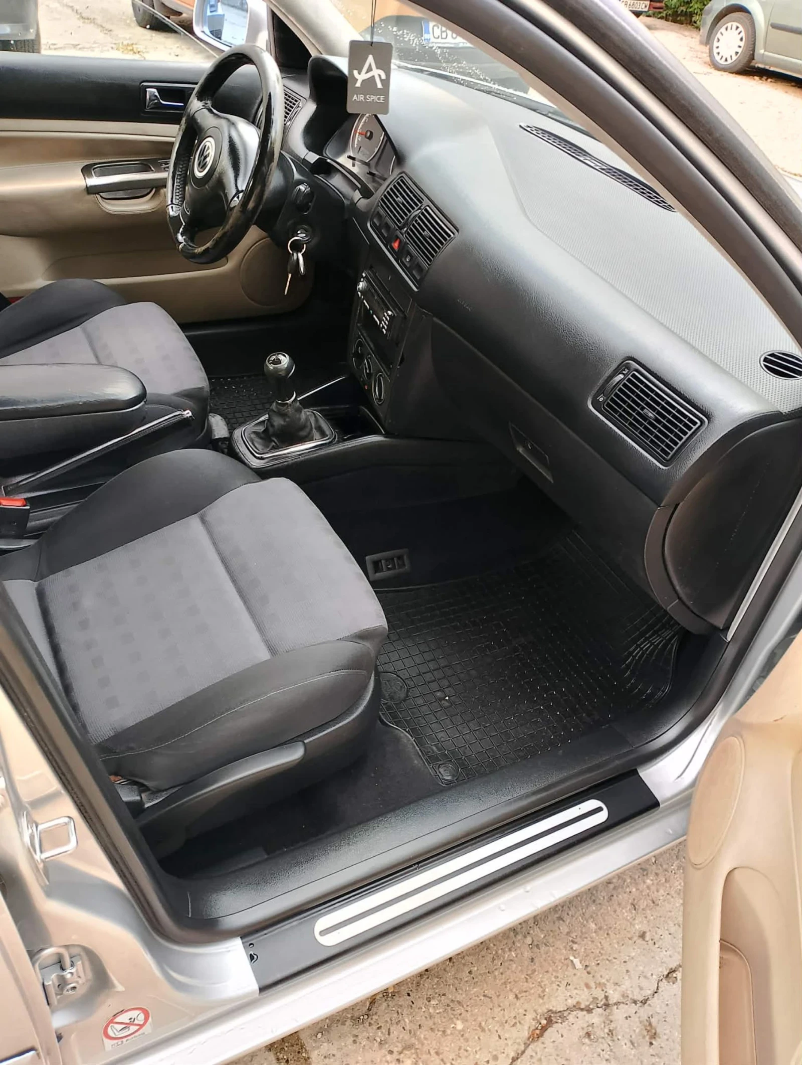 VW Bora 1.6 , снимка 8 - Автомобили и джипове - 55341730