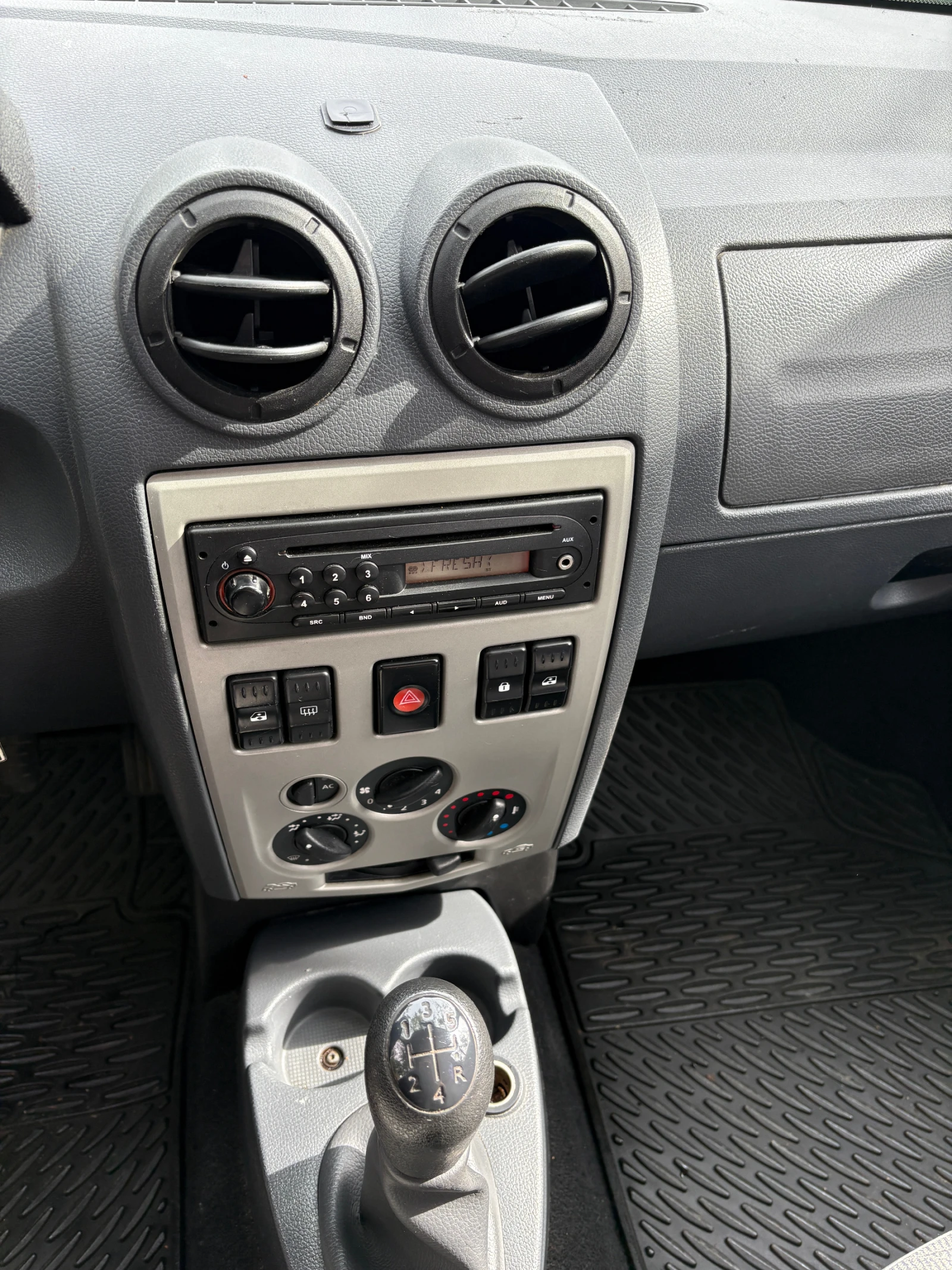 Dacia Logan, снимка 13 - Автомобили и джипове - 56322837