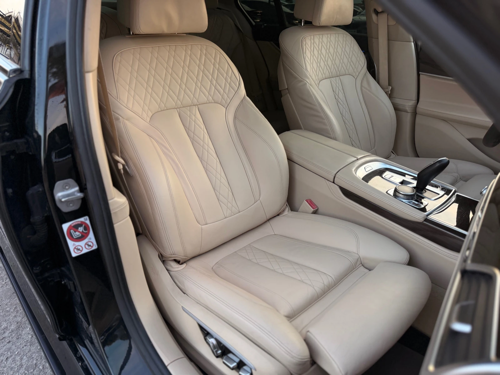BMW 730 d= xDrive= M-performance= HUD= Soft Close= Keyless, снимка 11 - Автомобили и джипове - 56439322