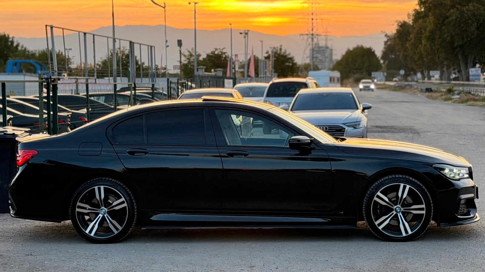 BMW 730 d= xDrive= M-performance= HUD= Soft Close= Keyless, снимка 4 - Автомобили и джипове - 56439322