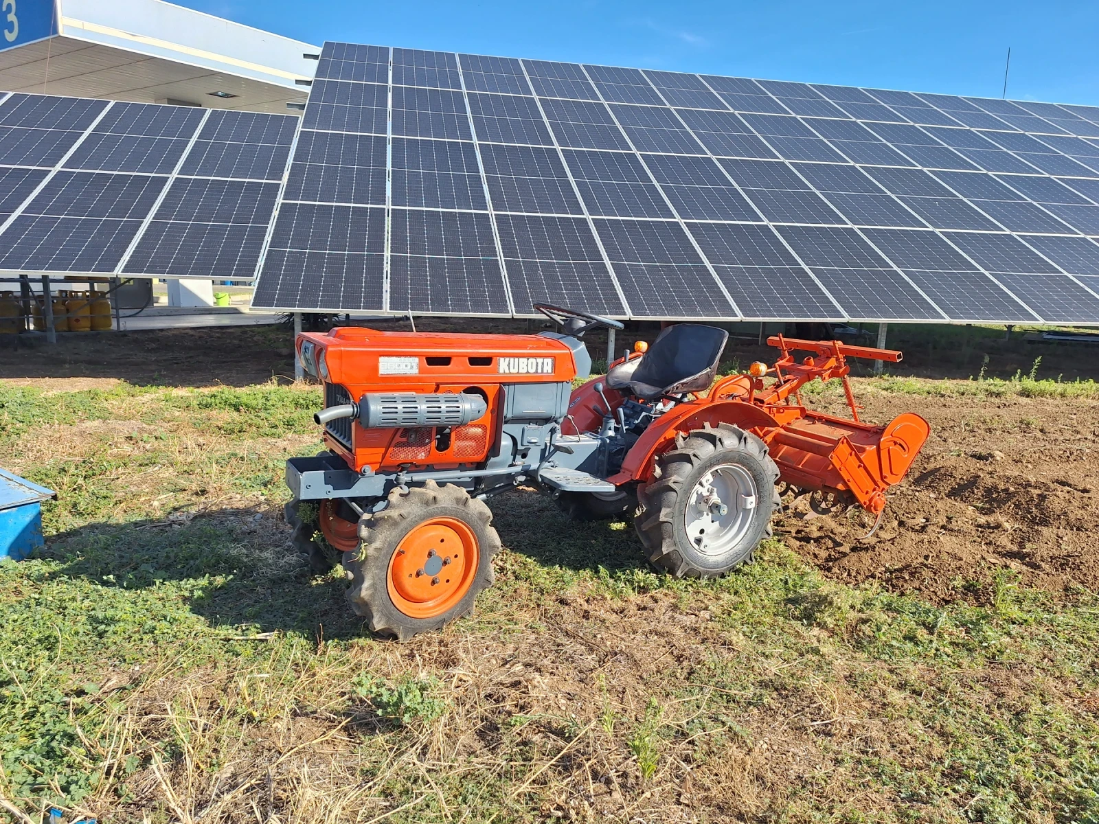 Трактор Kubota, снимка 4 - Селскостопанска техника - 56209436