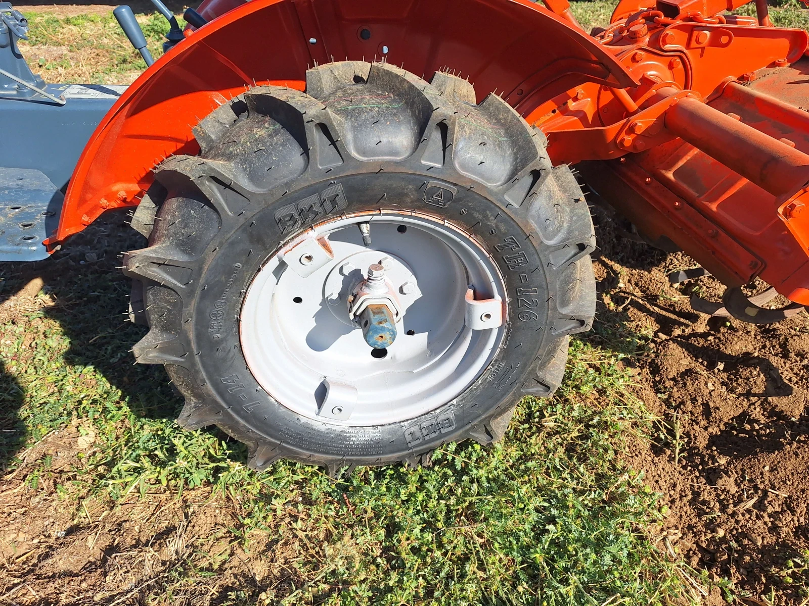 Трактор Kubota, снимка 9 - Селскостопанска техника - 56209436