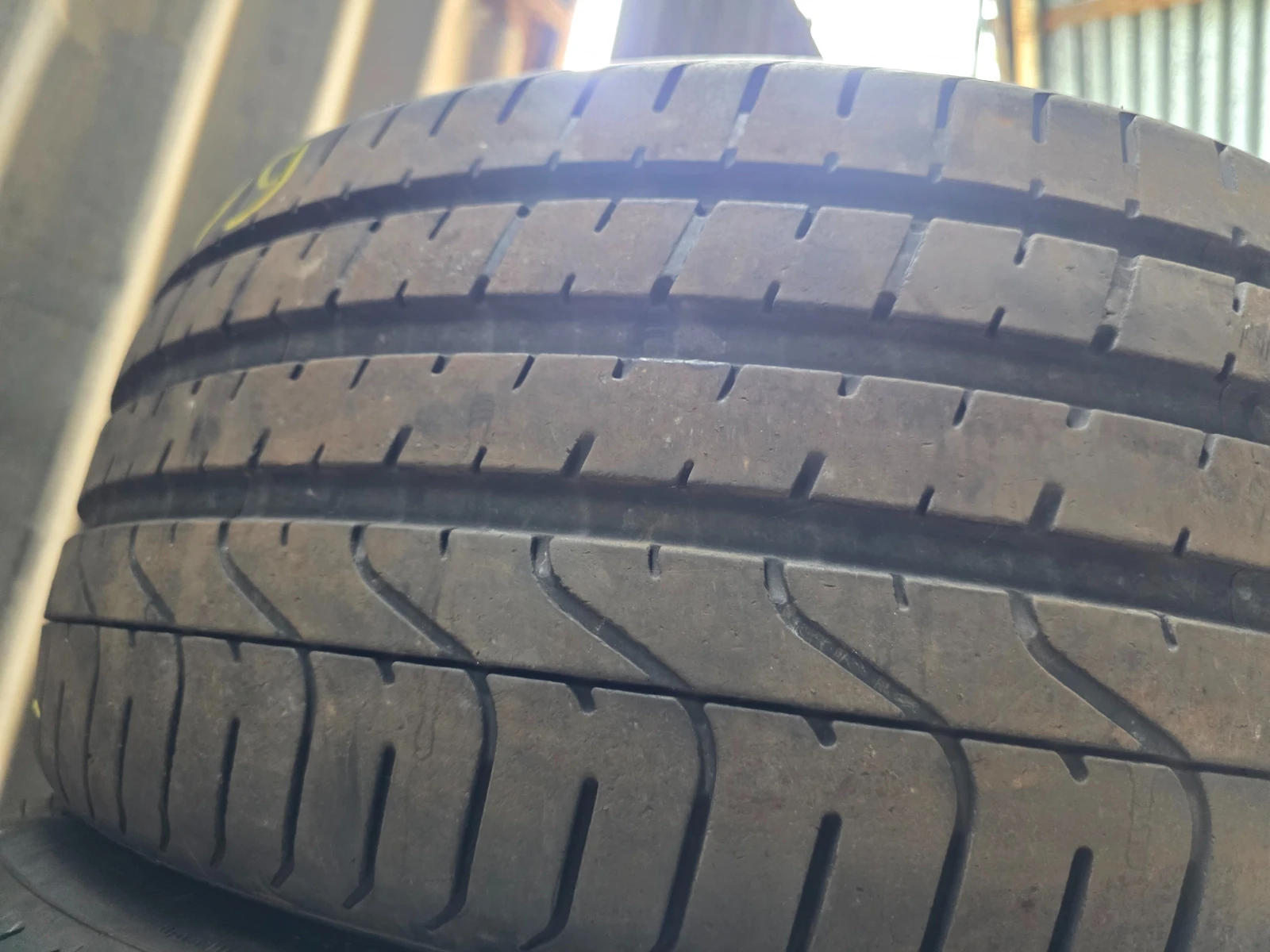 Гуми Летни 235/35R19, снимка 4 - Гуми и джанти - 55272494