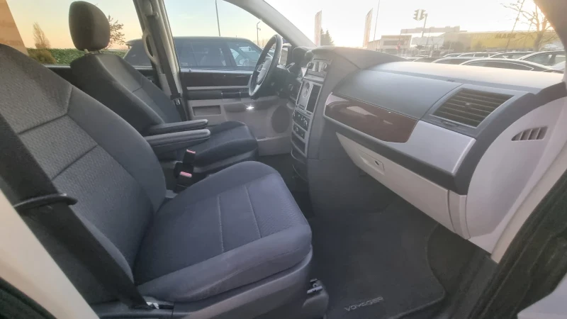 Chrysler Gr.voyager TOURING 2.8CRDI Face lft 7места, снимка 14 - Автомобили и джипове - 48376360