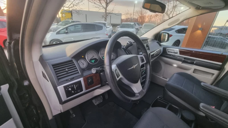 Chrysler Gr.voyager TOURING 2.8CRDI Face lft 7места, снимка 13 - Автомобили и джипове - 48376360