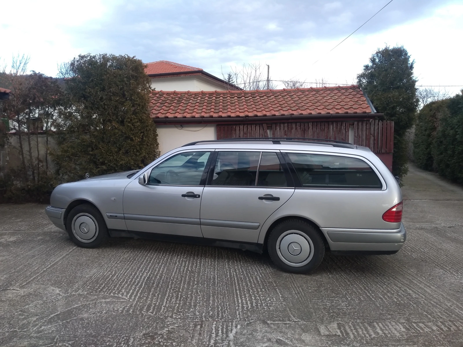 Mercedes-Benz E 230 2300, снимка 1