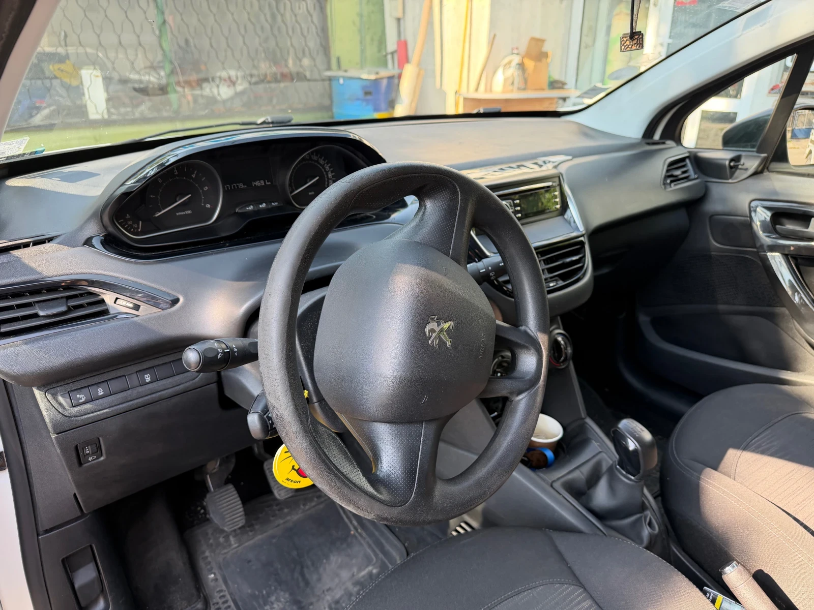 Peugeot 208 1.5 HDi, снимка 4 - Автомобили и джипове - 55582069