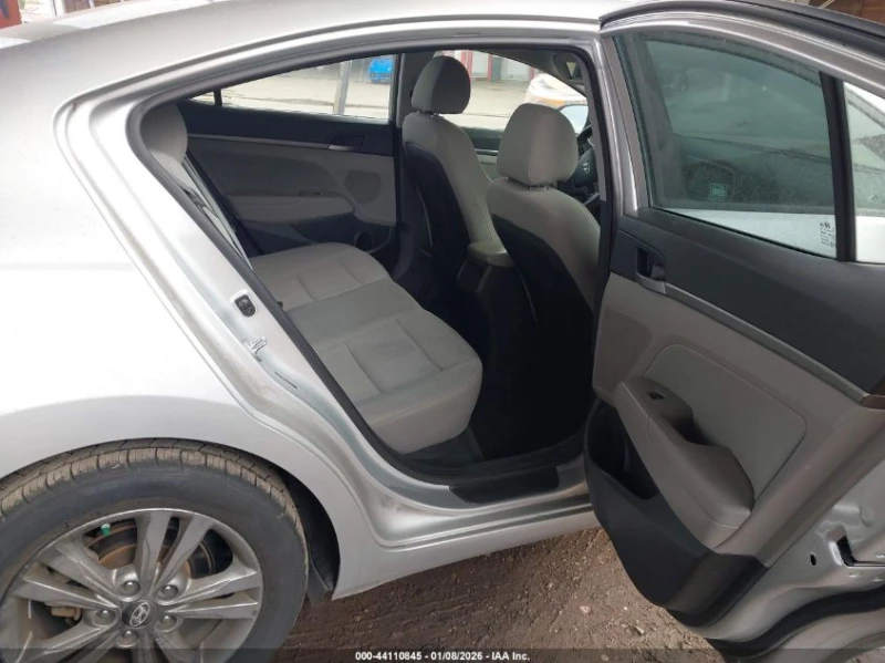 Hyundai Elantra 2l Sel, снимка 8 - Автомобили и джипове - 53395795