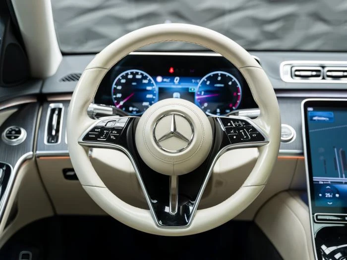 Mercedes-Benz S 350 D 4MATIC* BURM* 360* AMG LINE* PANO* HEAD UP* Обду, снимка 10 - Автомобили и джипове - 54710048