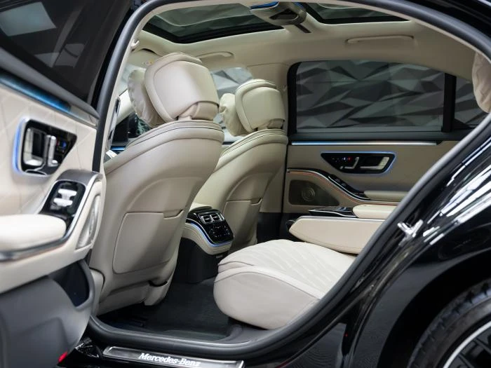 Mercedes-Benz S 350 D 4MATIC* BURM* 360* AMG LINE* PANO* HEAD UP* Обду, снимка 14 - Автомобили и джипове - 54710048