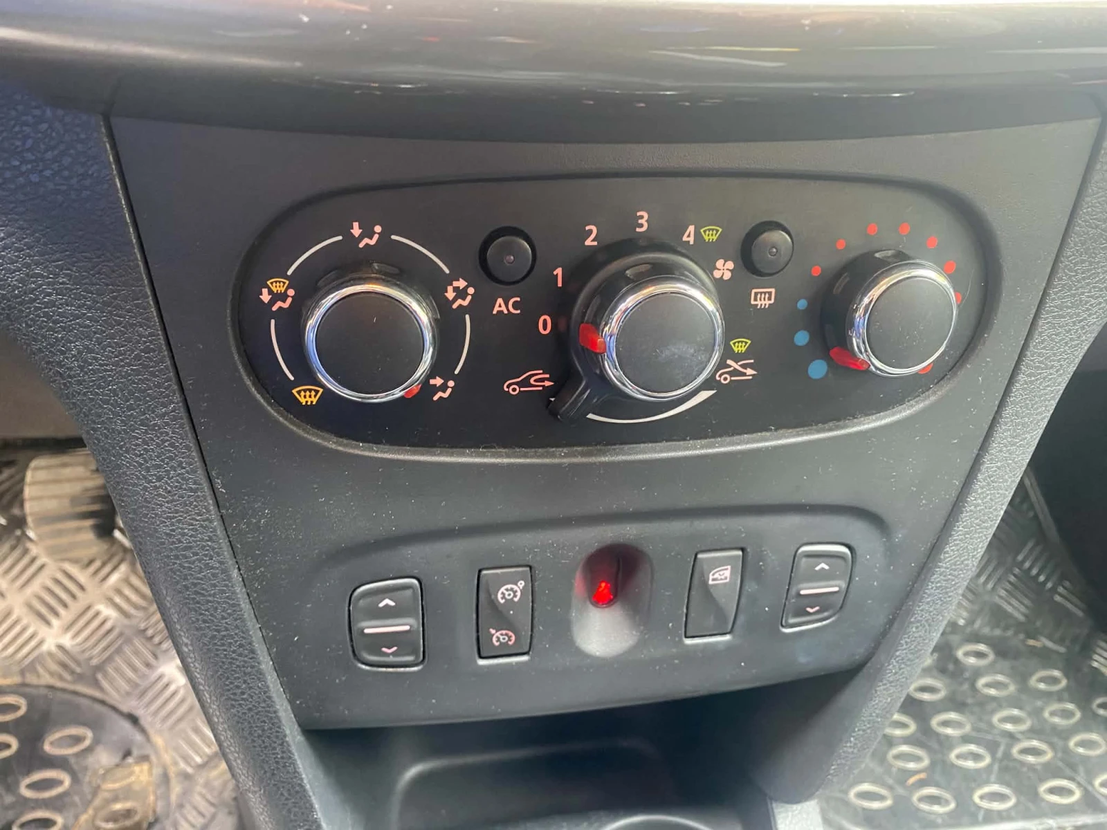 Dacia Sandero 1.5 dci, снимка 10 - Автомобили и джипове - 56660268