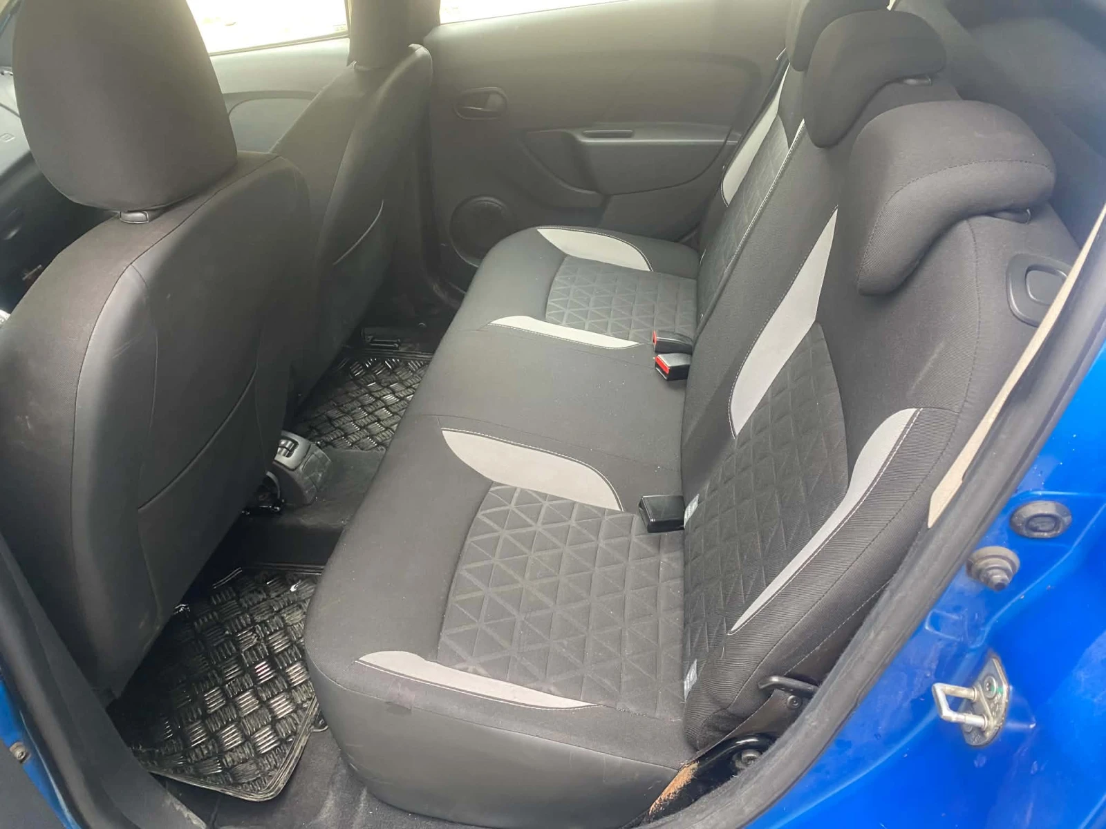 Dacia Sandero 1.5 dci, снимка 13 - Автомобили и джипове - 56660268