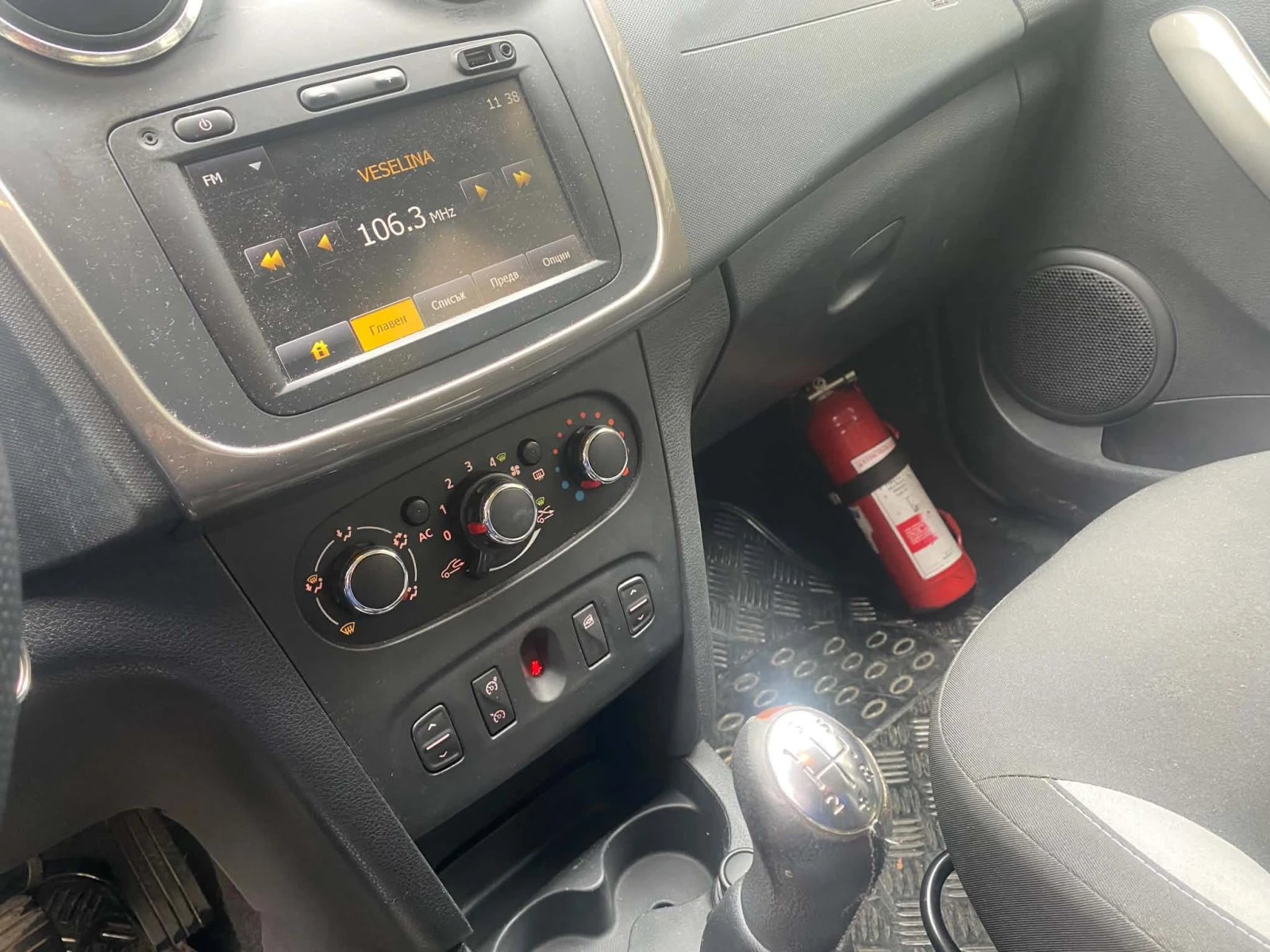 Dacia Sandero 1.5 dci, снимка 11 - Автомобили и джипове - 56660268