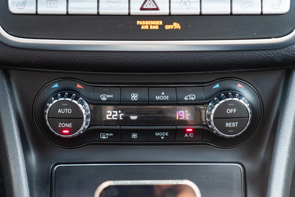 Mercedes-Benz GLA 250 4 MATIC * АвтоКредит (ЦЕНА ДО БГ), снимка 11 - Автомобили и джипове - 53757436