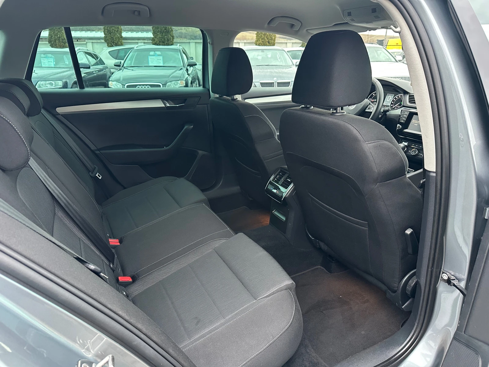 Skoda Superb 2.0TDI* 150kc* LED* NAVI* D&G* TOP*  - изображение 7