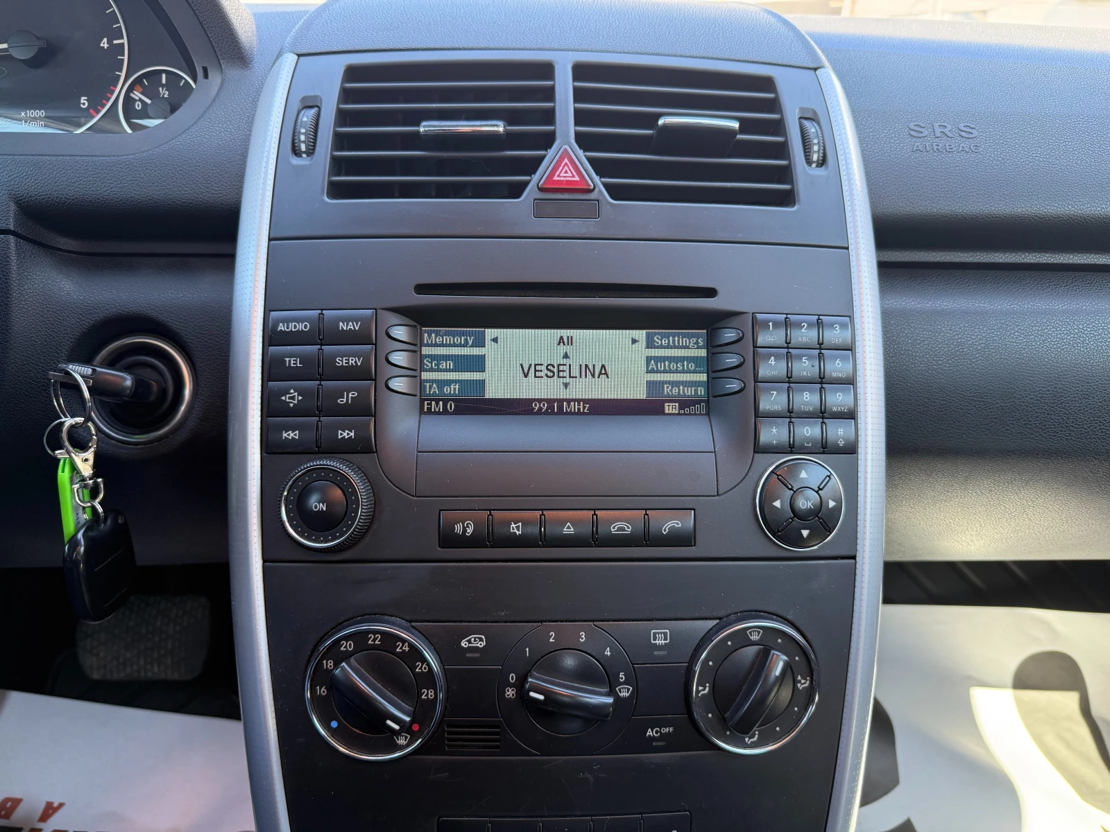 Mercedes-Benz A 180 Автоматик/Панорама, снимка 14 - Автомобили и джипове - 54123908