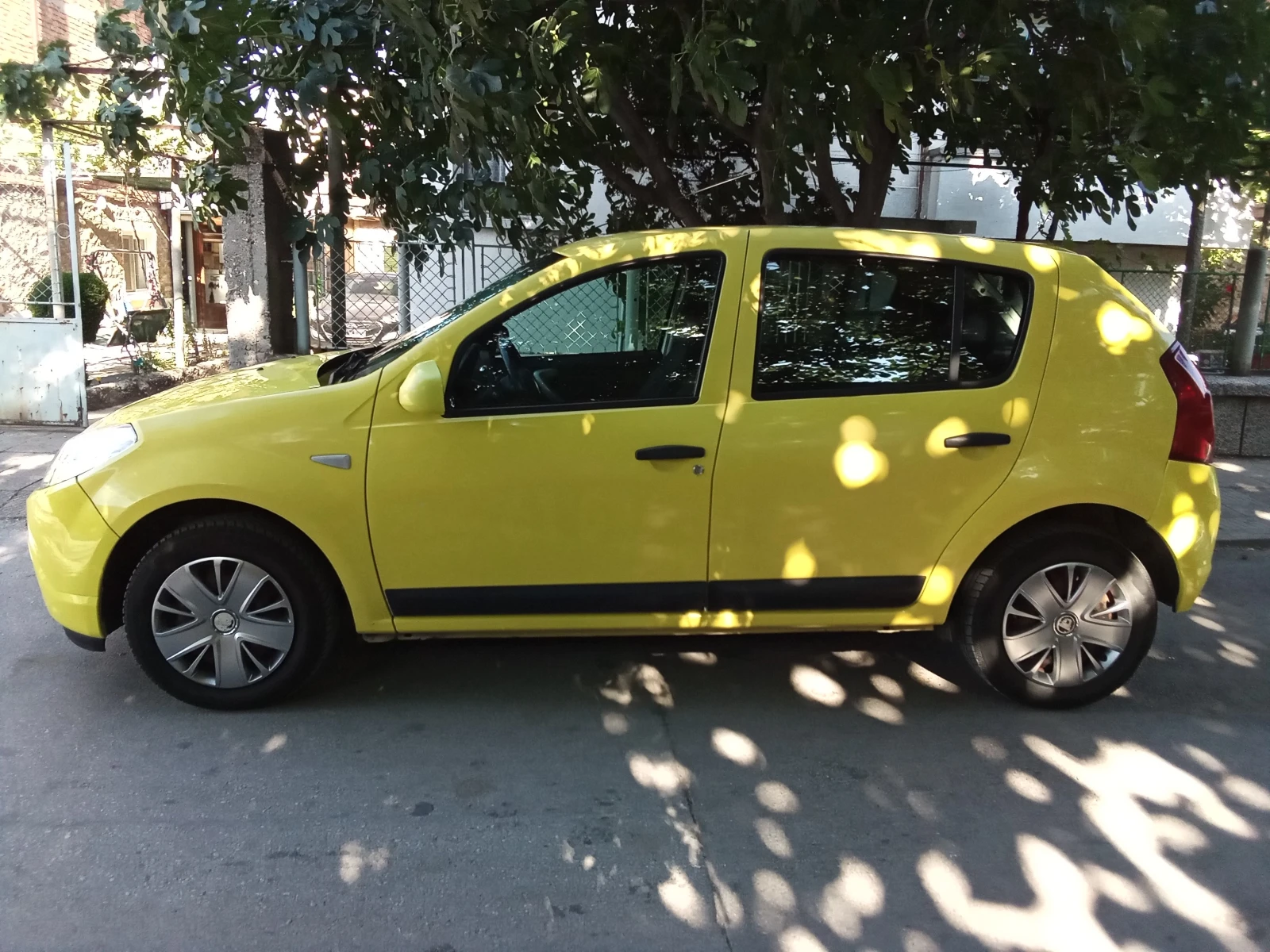Dacia Sandero 1.4i-75kc. LPG, снимка 4 - Автомобили и джипове - 55449341
