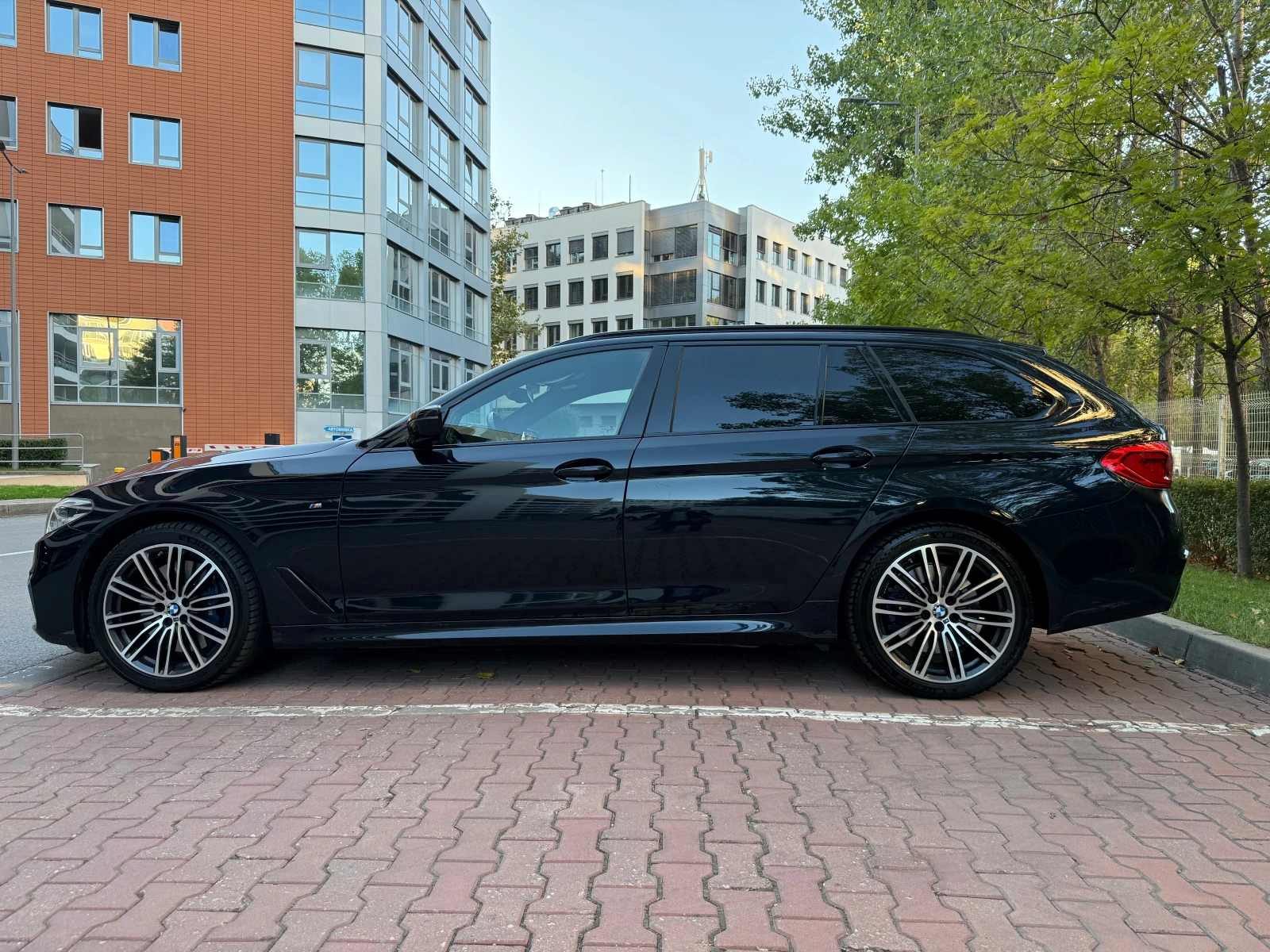 BMW 540 BMW 540d xDrive Touring G31 / Adaptive Drive / B&W, снимка 2 - Автомобили и джипове - 56238389