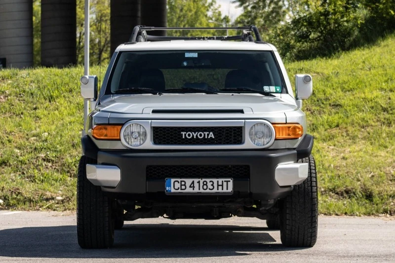 Toyota Fj cruiser 4.0 газ/бензин, снимка 2 - Автомобили и джипове - 48109716