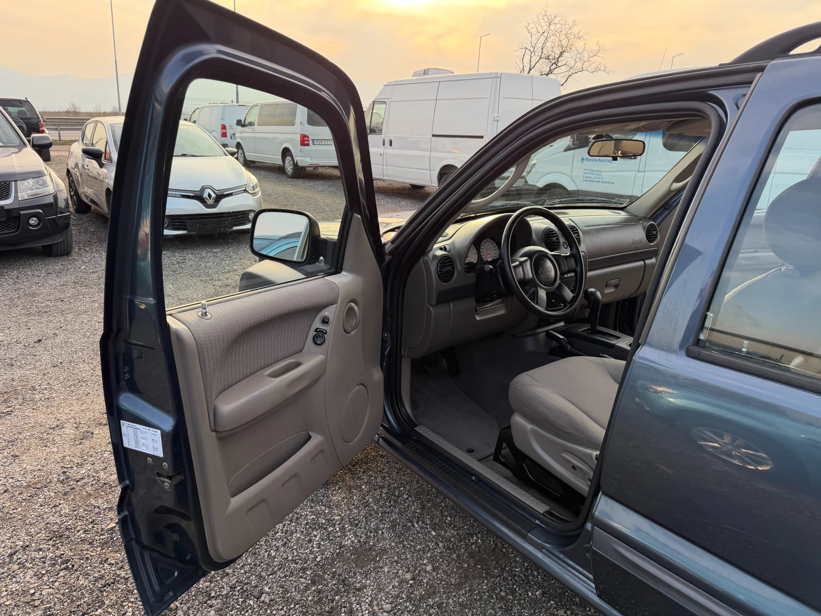 Jeep Cherokee 3.7 SPORT ГЪРЦИЯ 68000 КМ НОВО, снимка 9 - Автомобили и джипове - 53714048