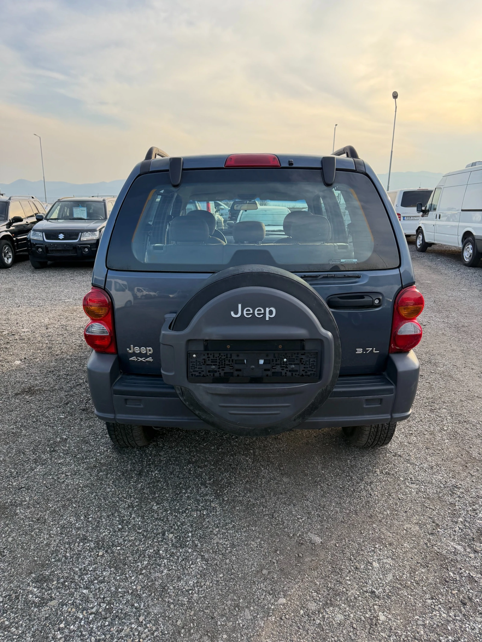 Jeep Cherokee 3.7 SPORT ГЪРЦИЯ 68000 КМ НОВО, снимка 7 - Автомобили и джипове - 53714048