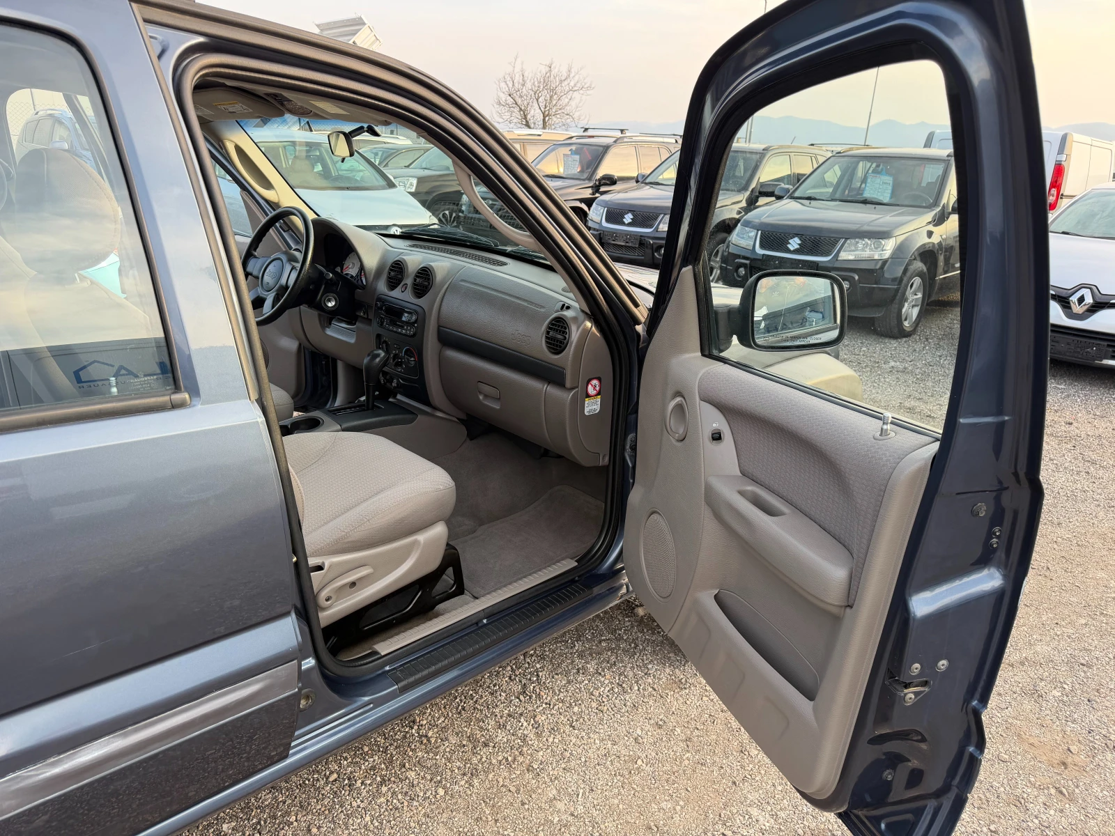 Jeep Cherokee 3.7 SPORT ГЪРЦИЯ 68000 КМ НОВО, снимка 14 - Автомобили и джипове - 53714048