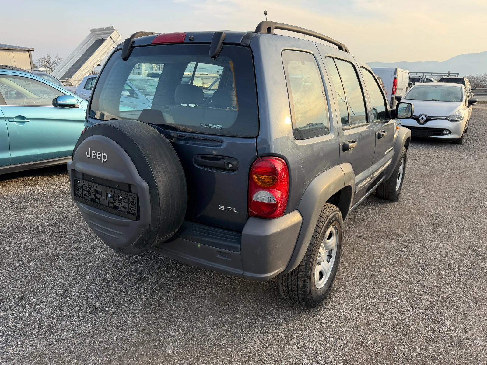Jeep Cherokee 3.7 SPORT ГЪРЦИЯ 68000 КМ НОВО, снимка 6 - Автомобили и джипове - 53714048